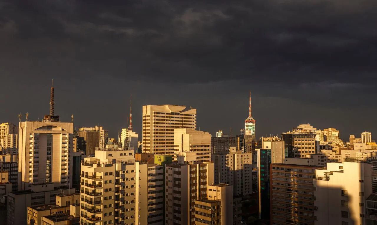 A imagem mostra a chegada de chuva em SP